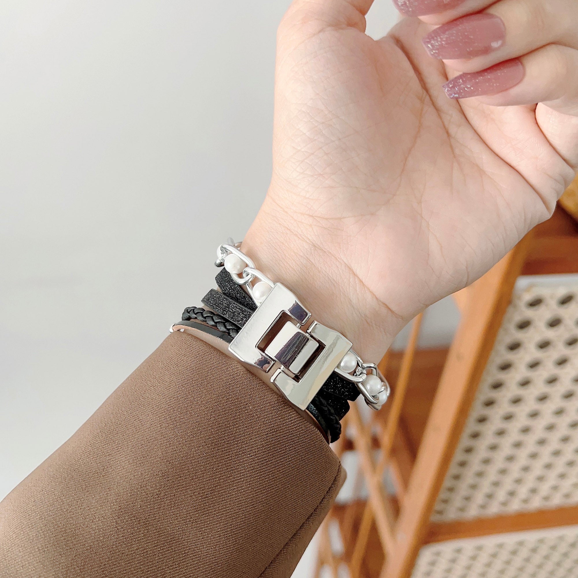 For Apple Watch Series 9 8 7 41mm 6 5 4 SE (2023) SE (2022) SE 40mm 3 2 1 38mm Metal Leather Band Heart Pendant Bracelet Watch Strap For Apple Watch Series 9 8 7 41mm 6 5 4 SE (2023) SE (2022) SE 40mm 3 2 1 38mm Metal Leather Band Heart Pendant Bracelet Watch Strap